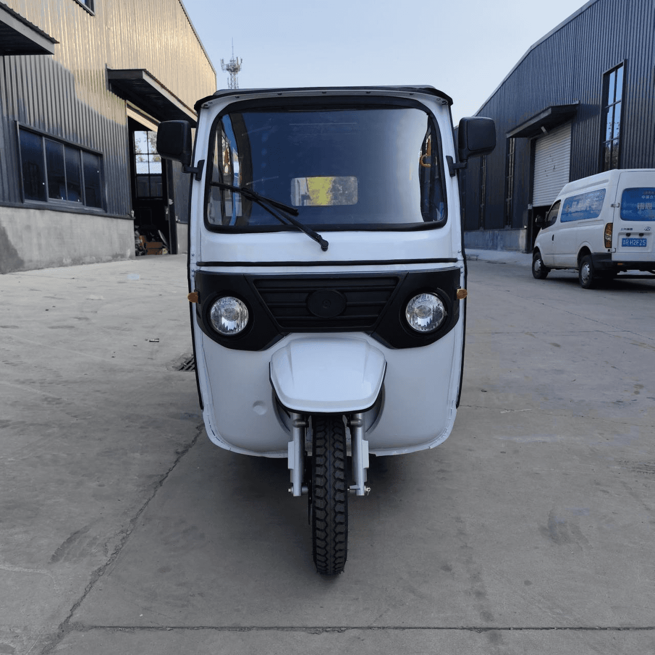 Wholesale the massive 3.3m enclosed electric passenger trike (3000W, 6-seater). Built-in cabin heater & solar options for extreme climates. Get FCL quotes today.