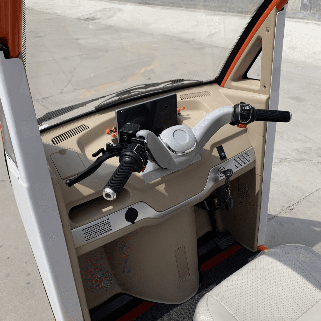 Wholesale 1000W compact electric passenger trike (2-seater). Features a built-in heater, leaf spring suspension & off-road readiness. Get factory FCL quotes.