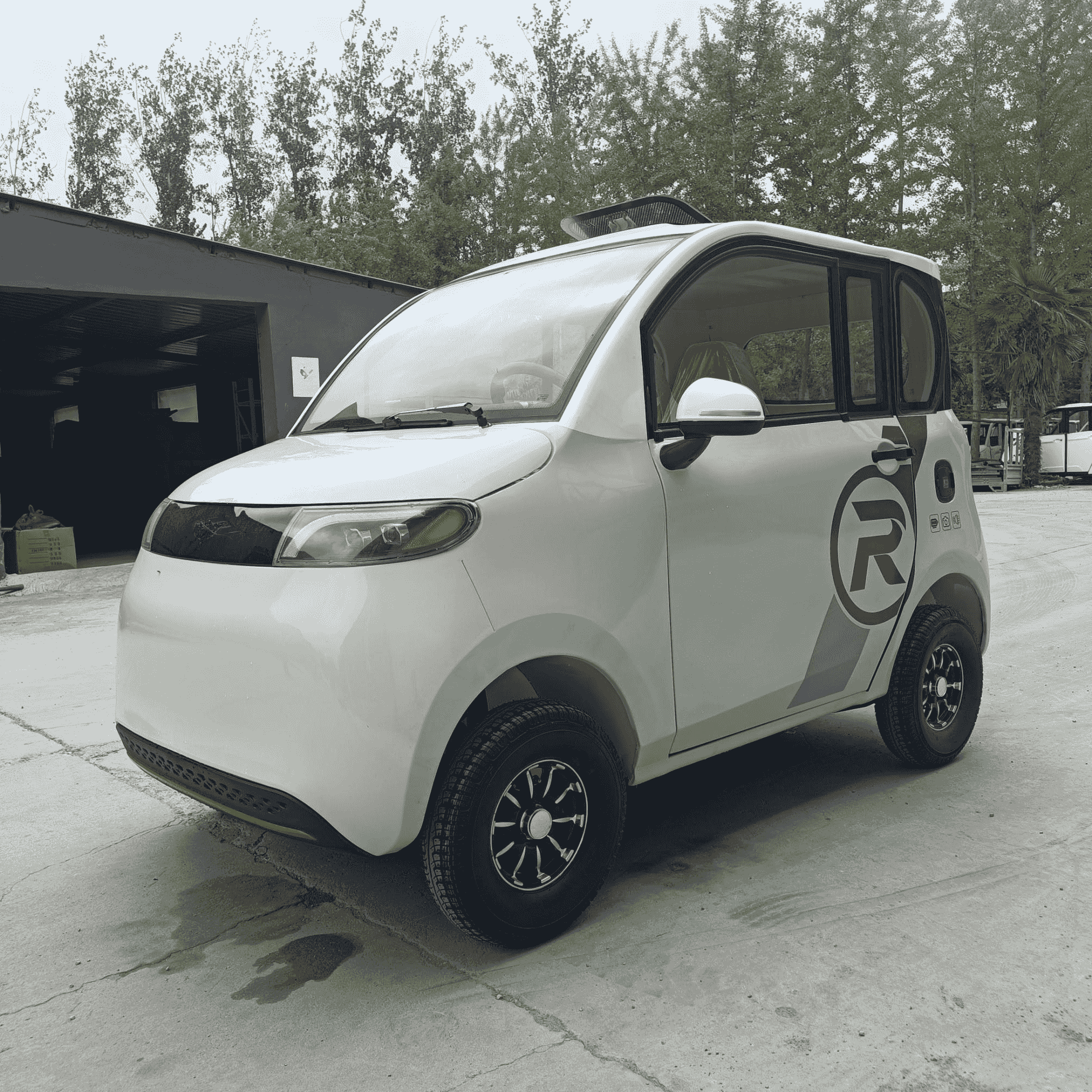 Wholesale 1.4m wide-body enclosed electric passenger trike (4-seater). Features built-in heater, optional A/C & heavy-duty suspension. Get factory FCL quotes.