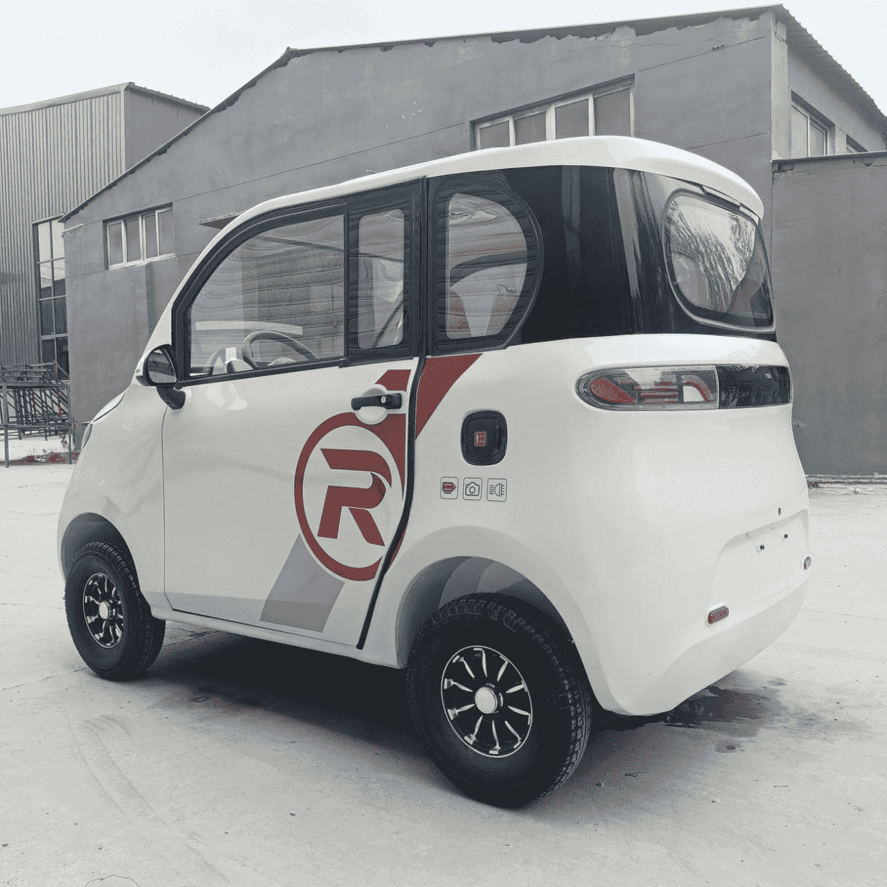 Wholesale 1.4m wide-body enclosed electric passenger trike (4-seater). Features built-in heater, optional A/C & heavy-duty suspension. Get factory FCL quotes.